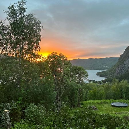 Stille Og Fredelig Ved Fjord Og Fjell Valsoybotn Exterior photo