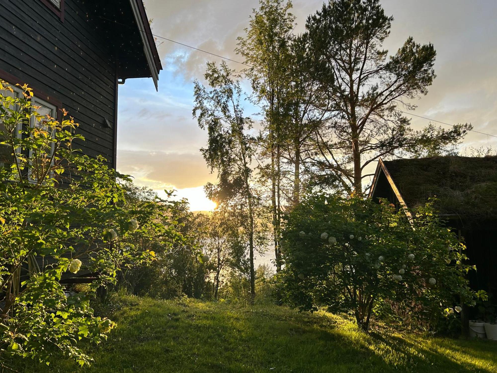 Stille Og Fredelig Ved Fjord Og Fjell Valsoybotn Exterior photo